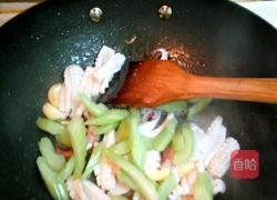 西芹尖椒炒鱿鱼的做法图解7