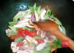 西芹尖椒炒鱿鱼的做法图解9