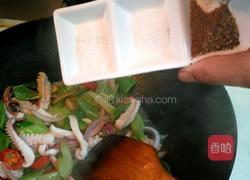 西芹尖椒炒鱿鱼的做法图解10