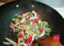 西芹尖椒炒鱿鱼的做法图解11