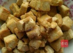 豆腐炒鹌鹑蛋的做法图解3