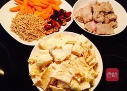 红萝卜薏仁腐竹排骨汤的做法图解1