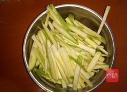 炒西葫芦的做法图解1