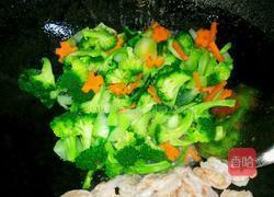 西兰花炒虾球的做法图解4