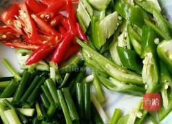 鸡腿菇炒辣腊的做法图解3