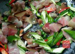 鸡腿菇炒辣腊的做法图解4