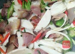 鸡腿菇炒辣腊的做法图解5