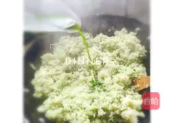 Illustration of how to make fried rice with vegetables and shrimps 4