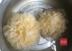 冰糖雪耳雪梨鸡蛋糖水的做法图解2