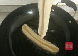 炸油条的做法图解4