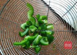 青椒煎鸡蛋的做法图解2