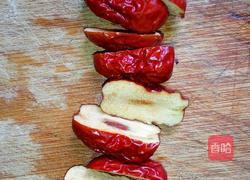 莲子银耳红枣汤的做法图解2