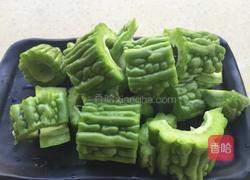 黄豆苦瓜排骨汤的做法图解4
