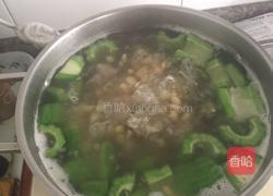 黄豆苦瓜排骨汤的做法图解6