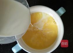 牛奶炖鸡蛋的做法图解3