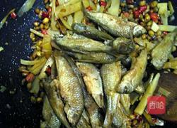 黄豆酸笋炒鱼干的做法图解8