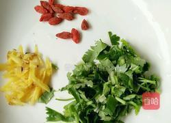 金针菇青菜瘦肉汤的做法图解1