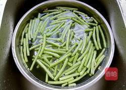 蒜蓉豇豆的做法图解1