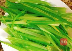 “兮子凉菜大全”之凉拌西芹条的做法图解1