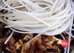 五花肉炖粉条蘑菇的做法图解7