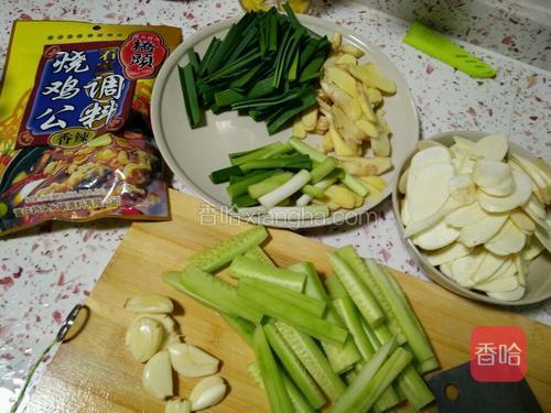 把各种佐料备好。