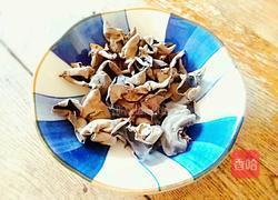 木耳炒白菜的做法图解1