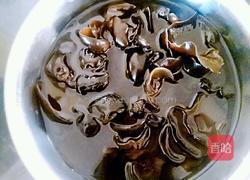 木耳炒白菜的做法图解2