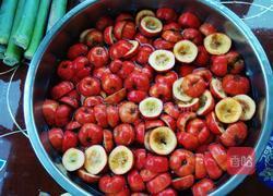 冰糖山楂罐头的做法图解1