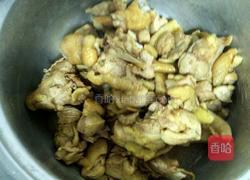 香菇炖鸡肉的做法图解1