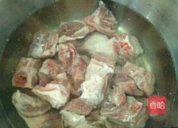 排骨炖粉条的做法图解1