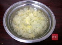冰糖银耳雪梨汤的做法图解2