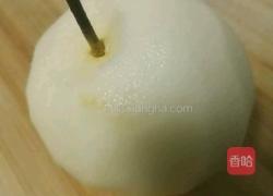 冰糖枸杞炖梨的做法图解1