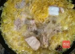 大骨头炖酸菜的做法图解4
