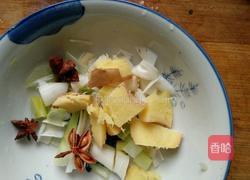 大骨头炖酸菜的做法图解2