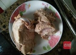 大骨头炖酸菜的做法图解3