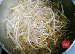 绿豆芽炒肉的做法图解2