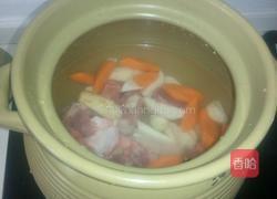山药马蹄红萝卜大骨汤的做法图解3