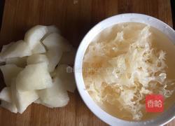 冰糖雪梨枸杞银耳羹的做法图解2