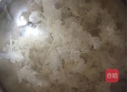 冰糖雪梨枸杞银耳羹的做法图解3