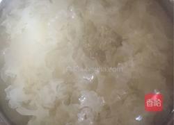 冰糖雪梨枸杞银耳羹的做法图解4