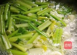 百合银杏炒西芹的做法图解7