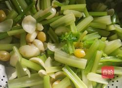 百合银杏炒西芹的做法图解8