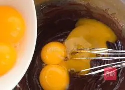 Illustration of how to make 8-inch chocolate chiffon cake 4