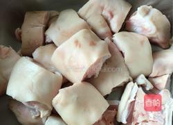 香菇炖猪蹄的做法图解1