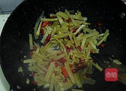 酸笋炒黄豆的做法图解5