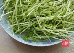 蒜炒豌豆苗的做法图解1