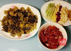 酸菜炒肉丝的做法图解1