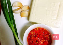 蒜蓉剁椒蒸豆腐的做法图解1