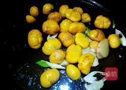 板栗炖山鸡的做法图解4