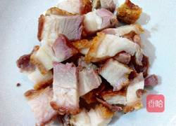 香葱炒脆皮烧肉的做法图解1